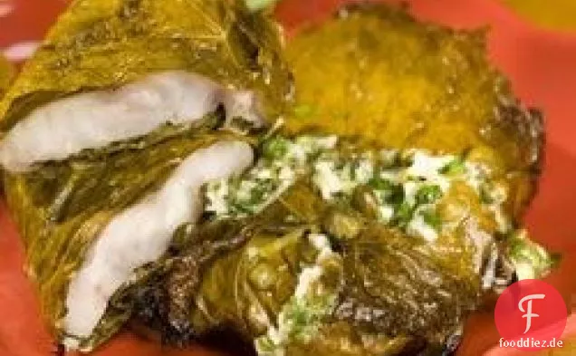 Red Snapper in Weinblättern mit Knoblauch und Kapern Butter