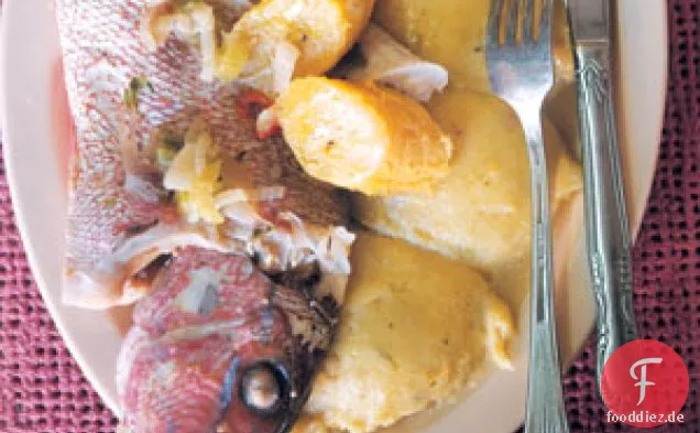Gekochter Fisch mit Zwiebelsauce und Pilzen