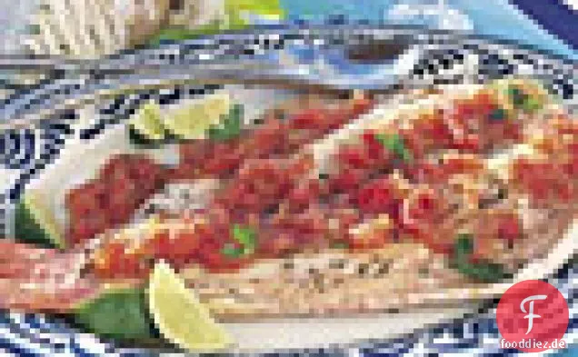 Gegrillter ganzer Fisch mit gerösteter Tomaten-Chile-Sauce