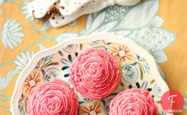 Süße Limetten-Cupcakes mit Himbeer-Zuckerguss