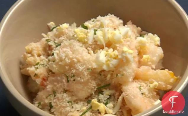 Cajun Snapper und Garnelen über Speck Cheddar Käse Grütze mit Paprika Coulis