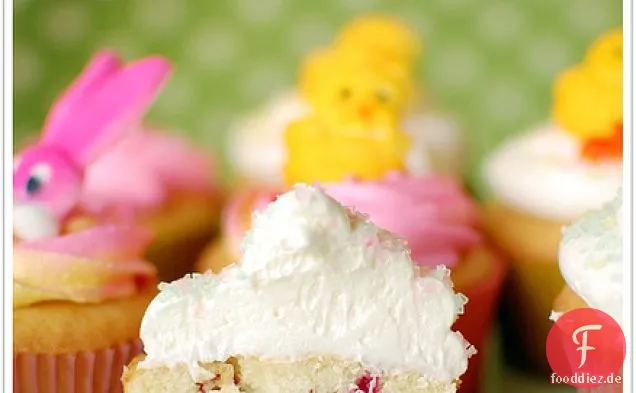 Himbeer gefüllte Vanille Cupcakes mit Buttercreme Zuckerguss