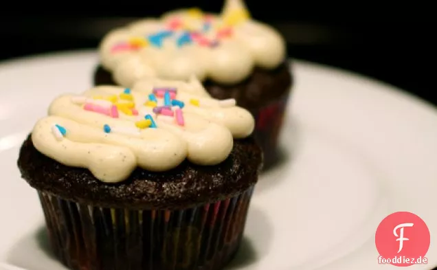 Reichhaltige Schokoladen-Cupcakes mit Vanilleschoten-Zuckerguss
