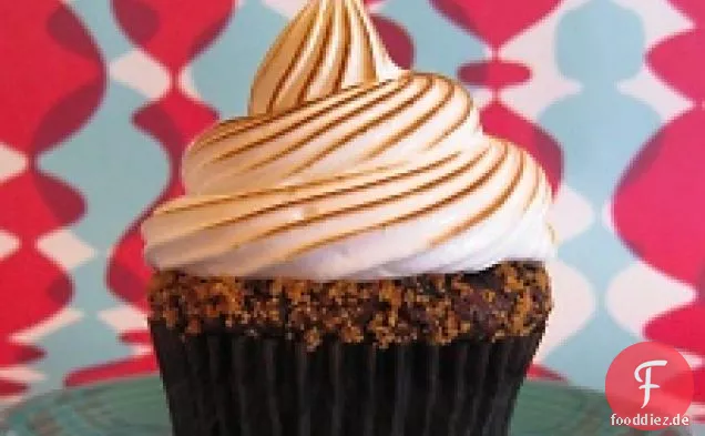 Schokolade Graham Cracker Cupcakes mit geröstetem Marshmallow