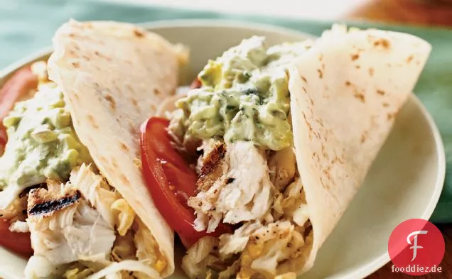 Fischtacos mit cremiger Limetten-Guacamole und Kohlkraut