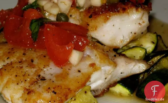 Gebratener pazifischer Steinfisch mit frischen Tomaten, Kapern und Knoblauch