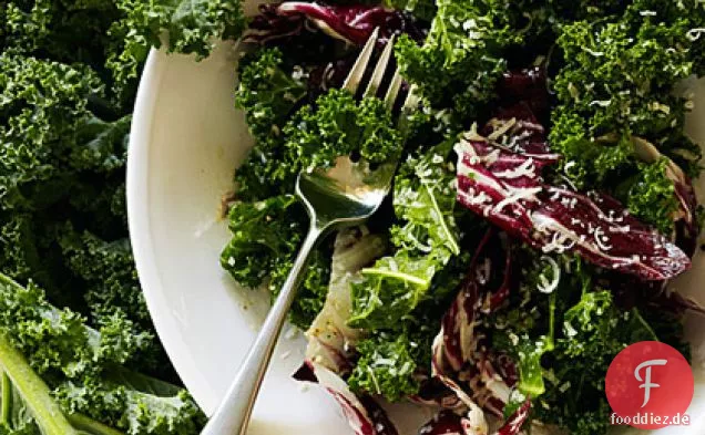 Grünkohl-Radicchio-Salat mit gebrochenem Caesar-Dressing
