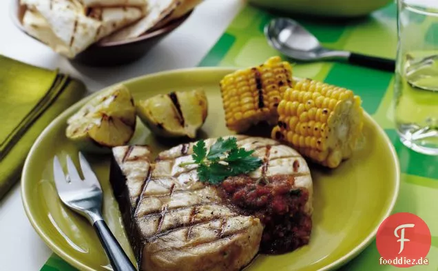 Mesquite gegrillter Schwertfisch mit verkohlter Tomatensalsa