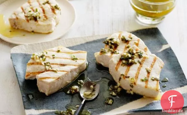 Gegrillter Schwertfisch mit Zitrone, Minze und Basilikum