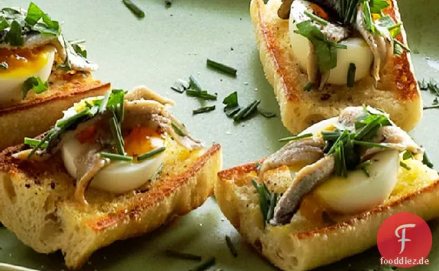 Ei und Sardellen-Crostini