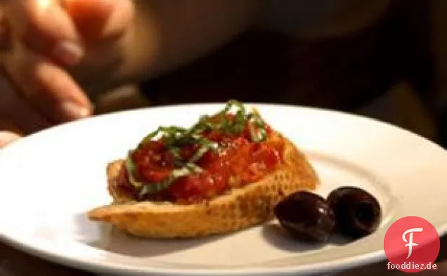 Langsam geröstete Kirschtomaten-Bruschetta