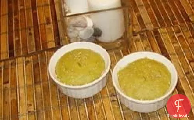 Gedämpfter grüner Teekuchen mit schwarzen Sesamsamen