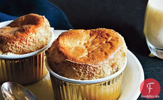 Brauner Zucker Soufflés mit Crème Anglaise