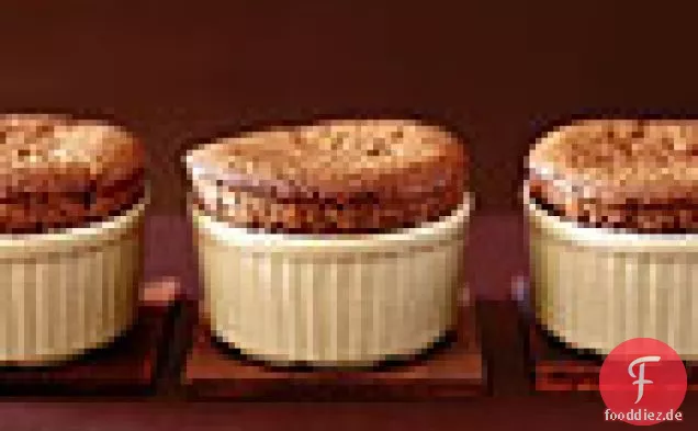 Dunkle Schokolade Souffles mit Kardamom Crème Anglaise