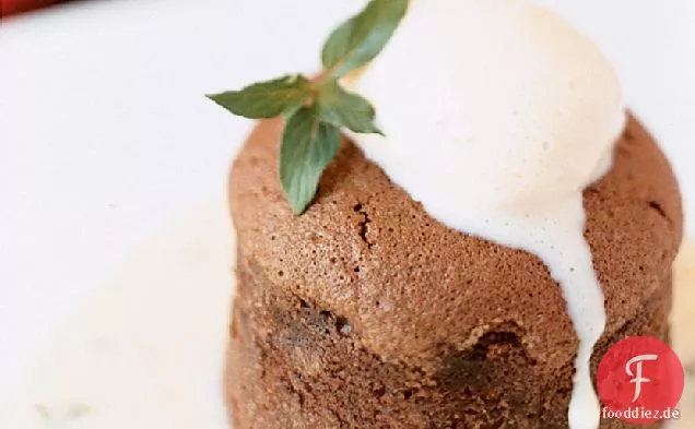 Schokoladensoufflé-Kuchen mit Vanille-Thymian-Eis
