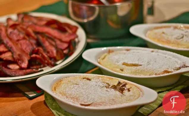 Souffled Apfel-Pfannkuchen Mit Zimt-Ahornsirup