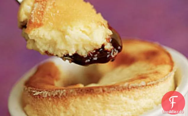 Weiße Schokoladensoufflé-Kuchen mit Himbeer-Schokoladensauce
