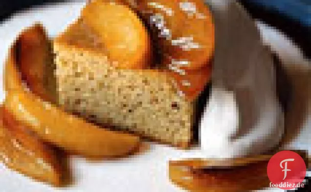 Braun-Zucker-Gewürzkuchen mit Sahne und karamellisierten Äpfeln
