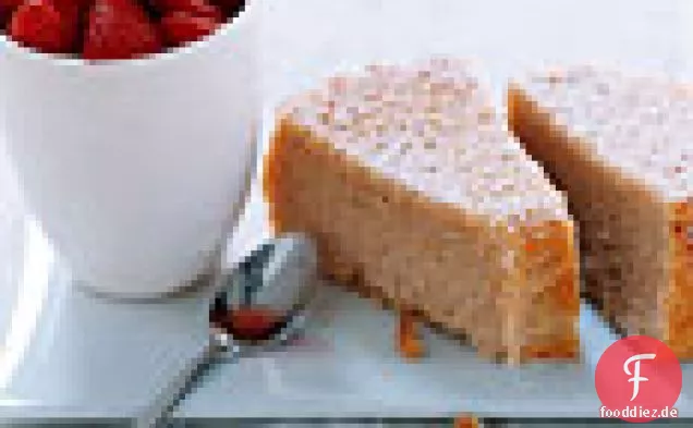 Weinkuchen mit mazerierten Erdbeeren