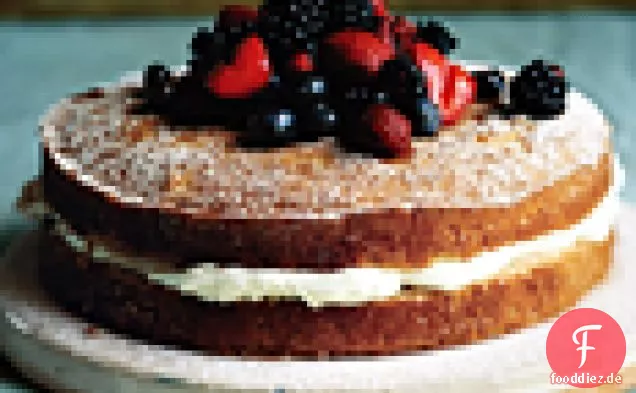 Mascarpone-gefüllter Kuchen mit Sherrybeeren