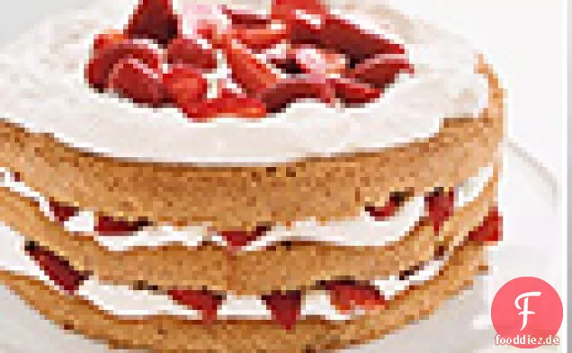 Erdbeer-Sahne-Torte mit Kardamomsirup