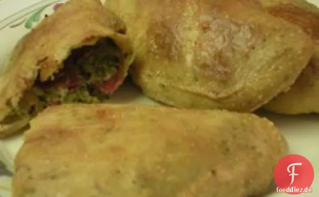 Broccoli, Peperoni und drei Käse Calzone