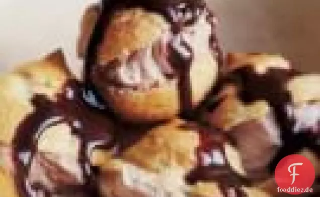 Profiteroles mit Eis und Schokoladensauce