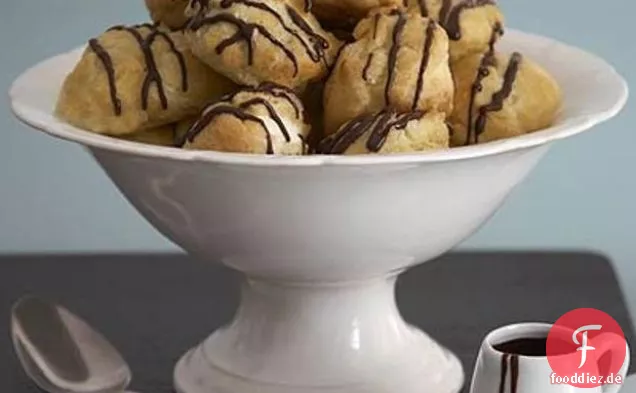 Profiteroles mit weißer & dunkler Schokoladenfüllung