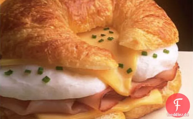 Croissant mit Ei und Schinken