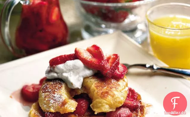 Croissant French Toast mit frischem Erdbeersirup