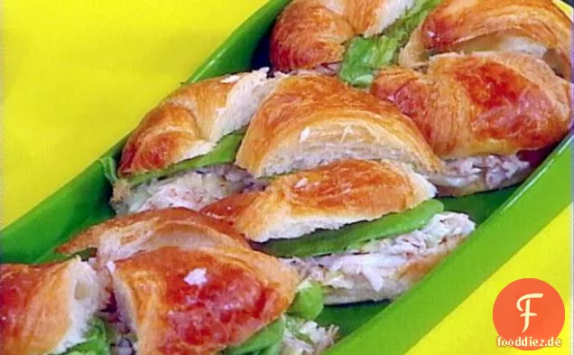 Krabbensalat nach akadischer Art auf Croissants