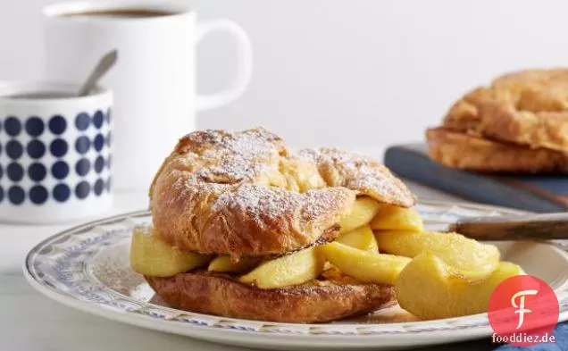 Croissant French Toast mit weichen Karamelläpfeln