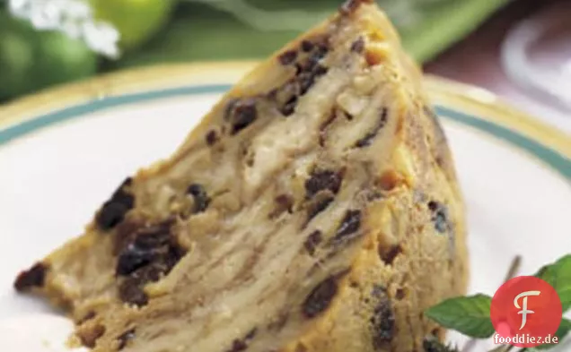 Weihnachts-Croissant-Pudding mit saurer Sahne und brauner Zuckersauce