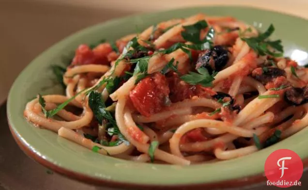 Geröstete Tomaten und gerösteter Knoblauch Puttanesca