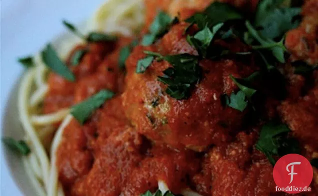 Spaghetti mit Fischfleischbällchen in würziger Paprika-Sauce