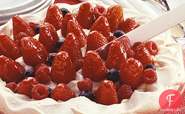 Gemischte Beeren-Baiser-Torte