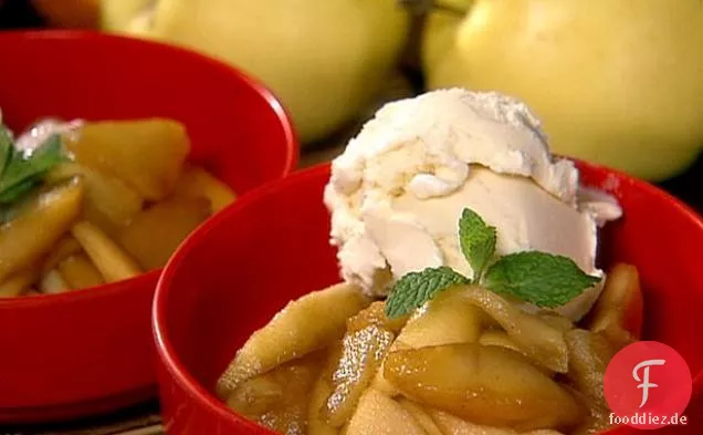 Krustenloser Apfelkuchen mit Vanilleeis