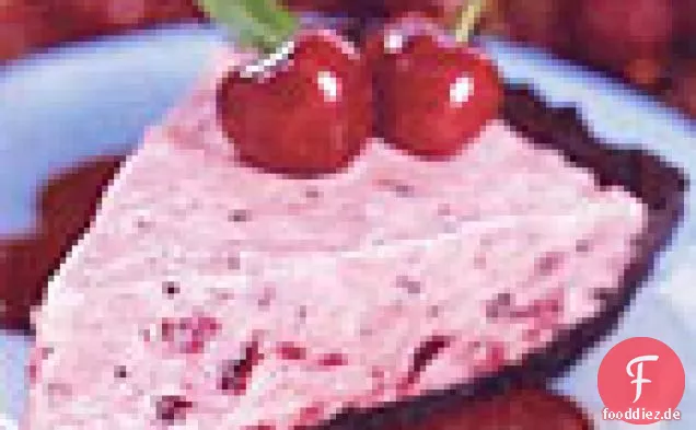 Schokoladen-Kirsch-Eistorte mit heißer Fudge-Sauce