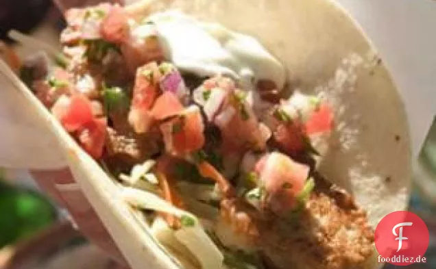 Bier Zerschlagene Fisch Tacos mit Tomaten & Avocado-Salsa