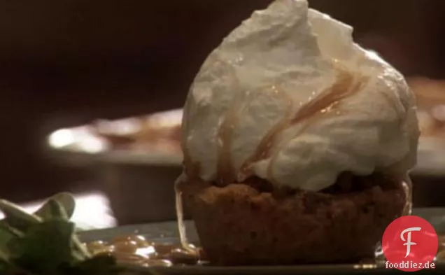 Individuelle Pecan Pies mit süßer Tee Karamellsauce