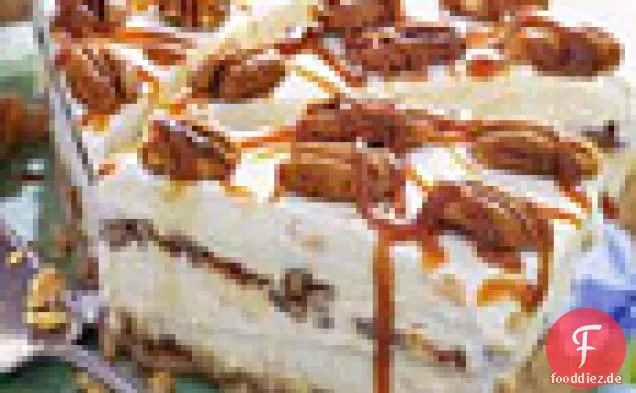 Pfirsich-Pekannuss-Eistorte mit Karamellsauce