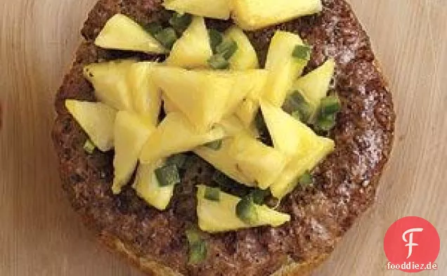 Burger mit Ananas-Jalapeno-Salsa