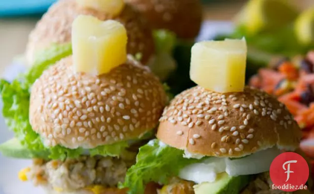 Cali Veggie Burger Sliders mit Karotten und Krautsalat