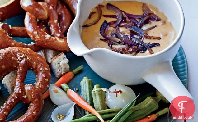 Gouda, Pancetta und Zwiebelfondue mit Brezeln