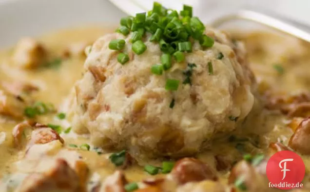 Laugenknödel mit Pfifferlingsrahm