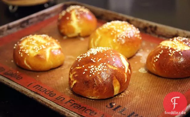 Weiche Brezelbrötchen