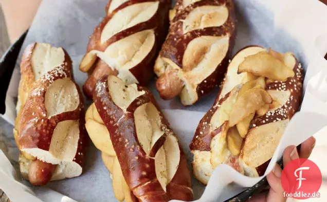 Hot Dogs mit Cheddar und sautierten Äpfeln