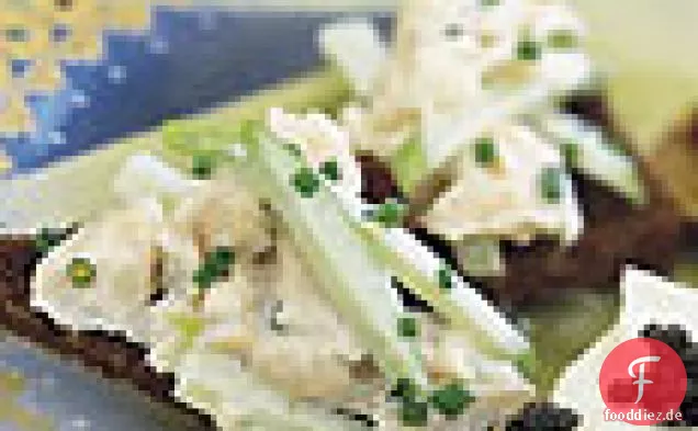 Cremig geräucherte Forelle mit Apfel und Meerrettich auf knackigem Schwarzbrot