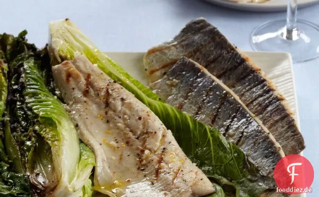 Gegrillte Forelle mit gegrilltem Romaine-Salat