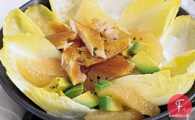 Endivien-Grapefruit-Salat mit geräucherter Forelle
